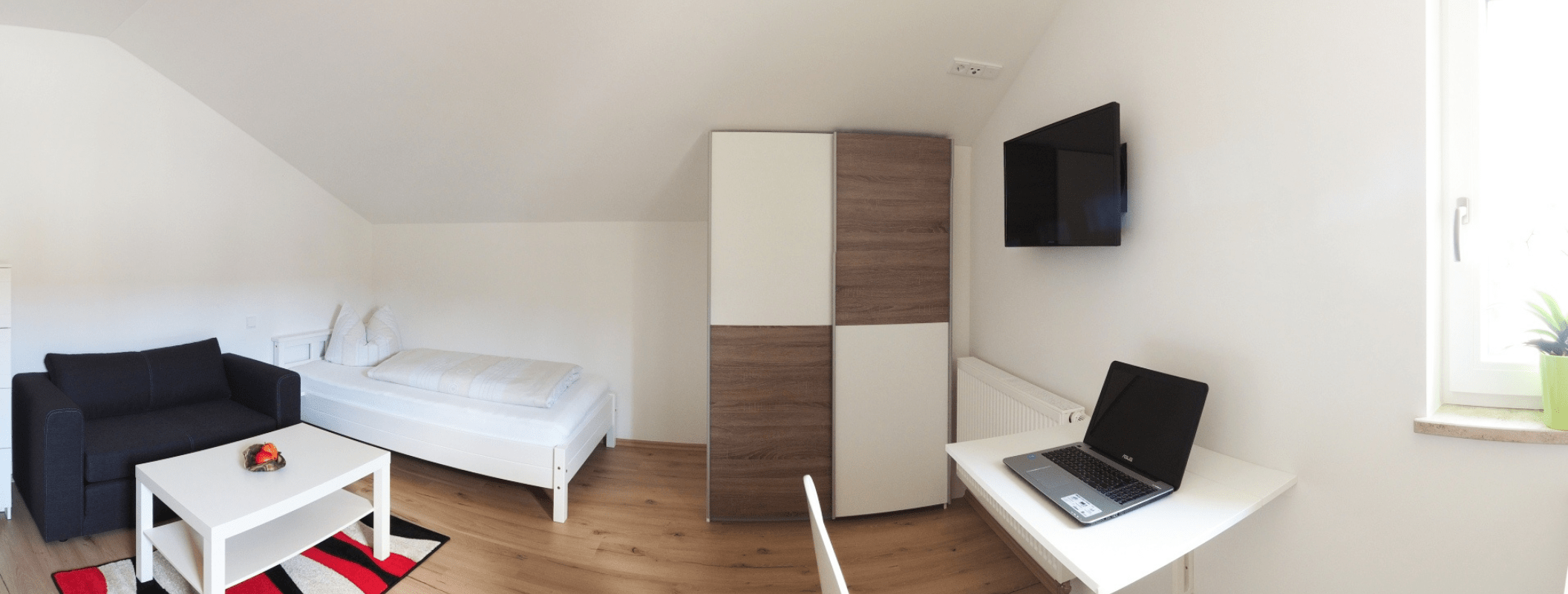 Schlafzimmer und Wohnzimmer von Insey Apartmens in Vilsbiburg